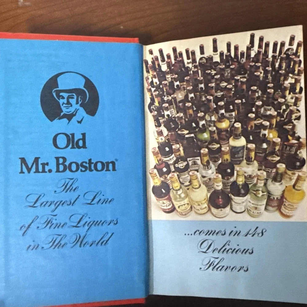 MR. BOSTON DELUXE OFFICIAL BARTENDER'S GUIDE VINTAGE 1977 WORLD‎ WIDE EDITION